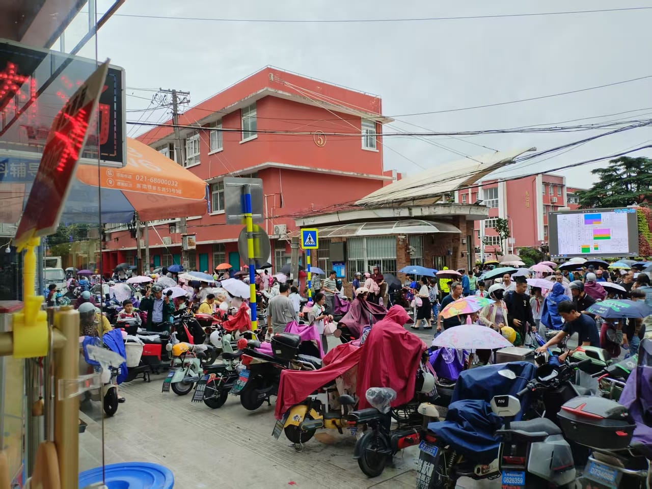 浦东惠南工农南路沿街64平旺铺转让！可餐饮 近步行街人流大-3