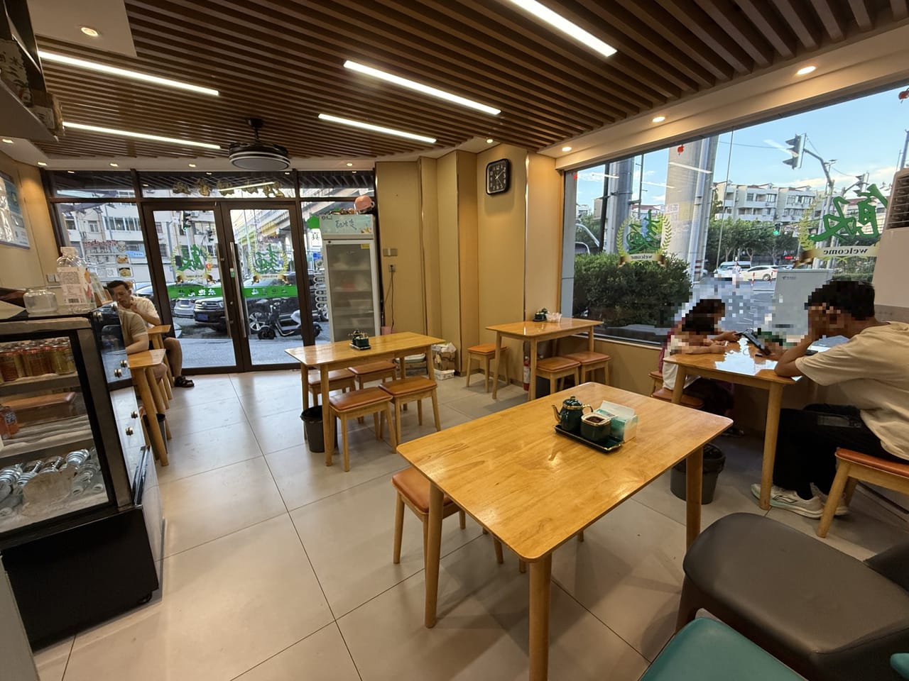虹梅南路旺铺转让！双开门，装修新格局好，十字路口商务楼下-3