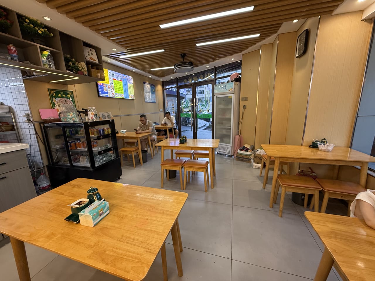 虹梅南路旺铺转让！双开门，装修新格局好，十字路口商务楼下-2