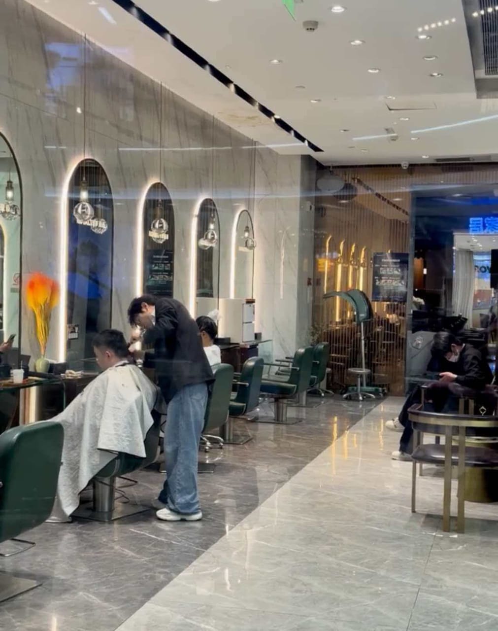 浦东世纪公园附近美发店转让！近地铁精装修带会员全天人流量大-3