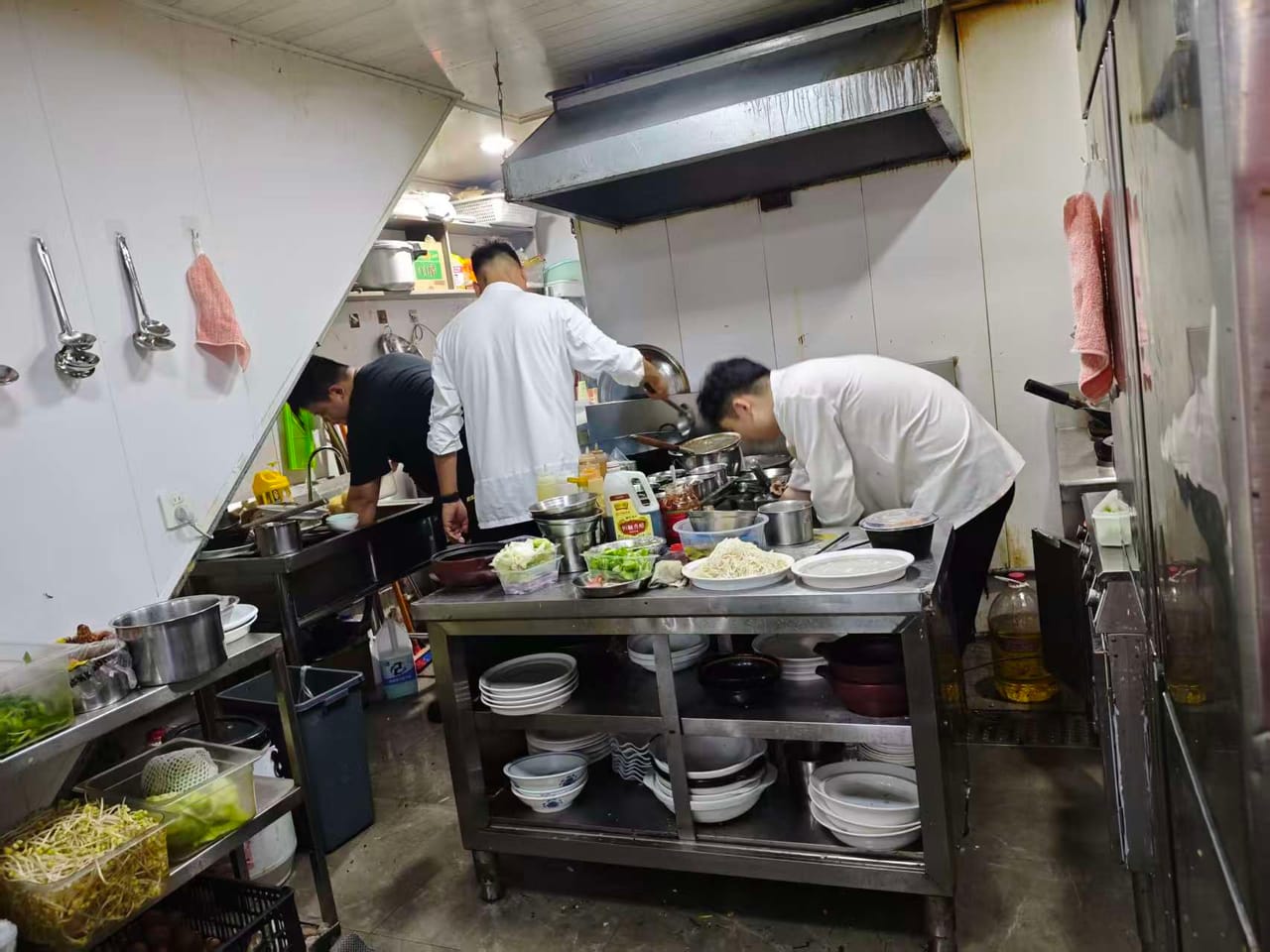 嘉定安亭酒店旁边拐角餐饮店转让！可外摆 小区公寓密集人流大-6