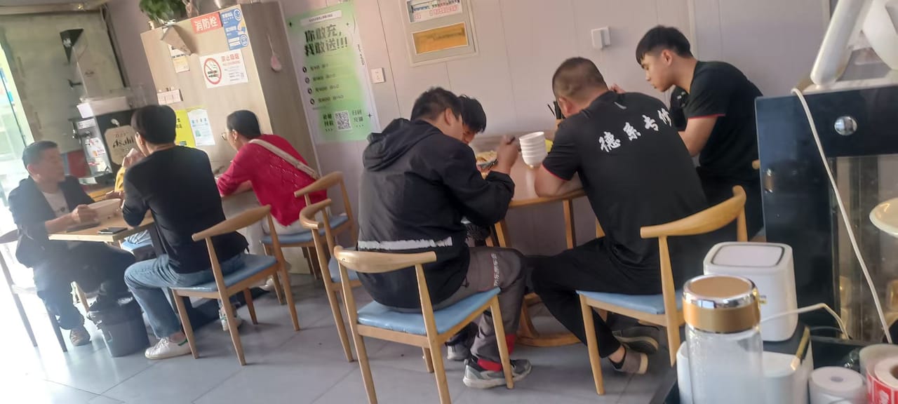 嘉定安亭酒店旁边拐角餐饮店转让！可外摆 小区公寓密集人流大-2