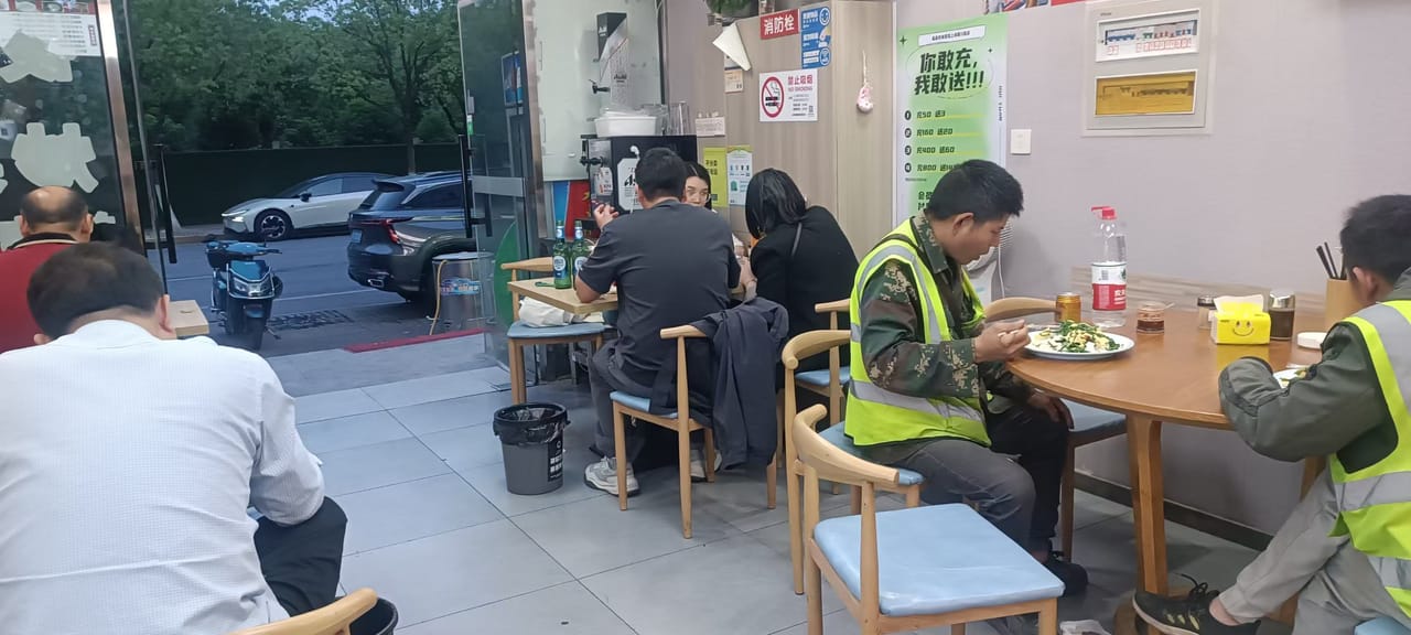 嘉定安亭酒店旁边拐角餐饮店转让！可外摆 小区公寓密集人流大-3