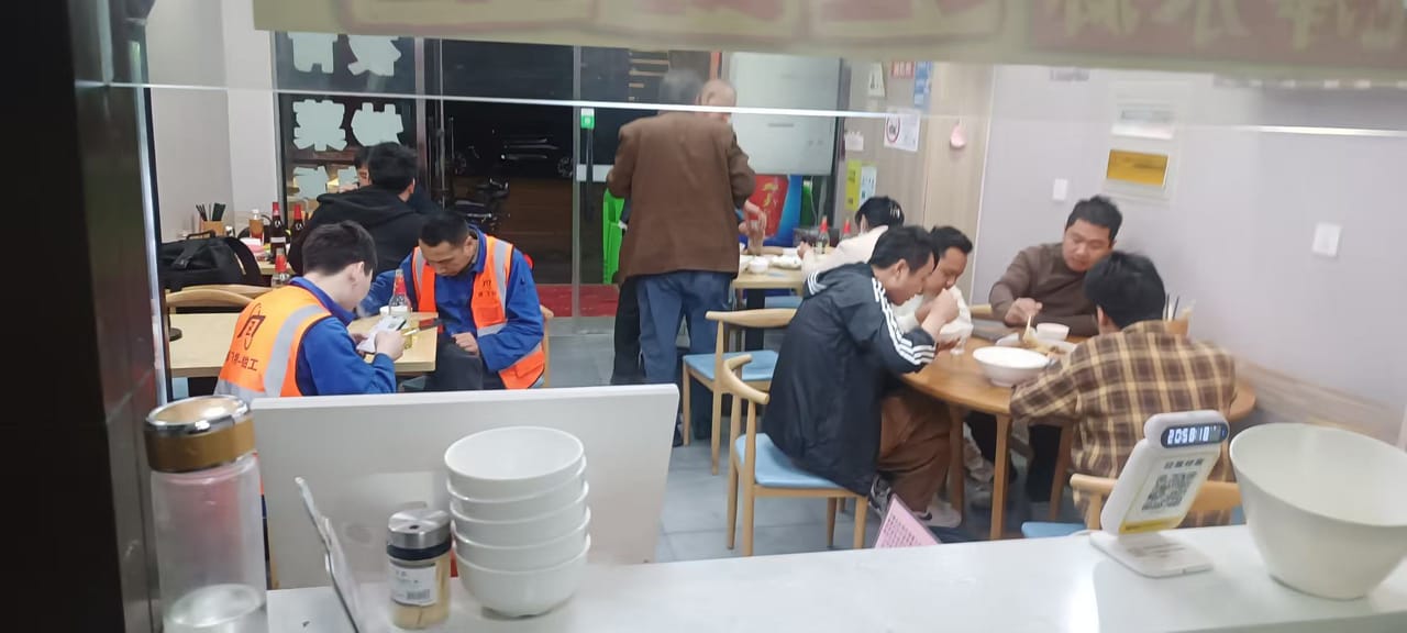 嘉定安亭酒店旁边拐角餐饮店转让！可外摆 小区公寓密集人流大-5