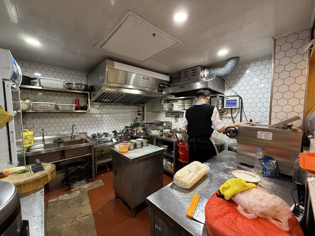 静安区大统路地铁口餐饮店转让！带阁楼，附近小区公寓商务楼-4