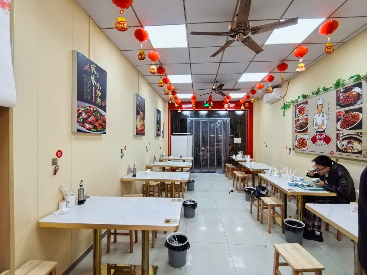 小区旁边门口公交站 青浦区徐泾镇尚泰路餐饮店转让！两个包间-5