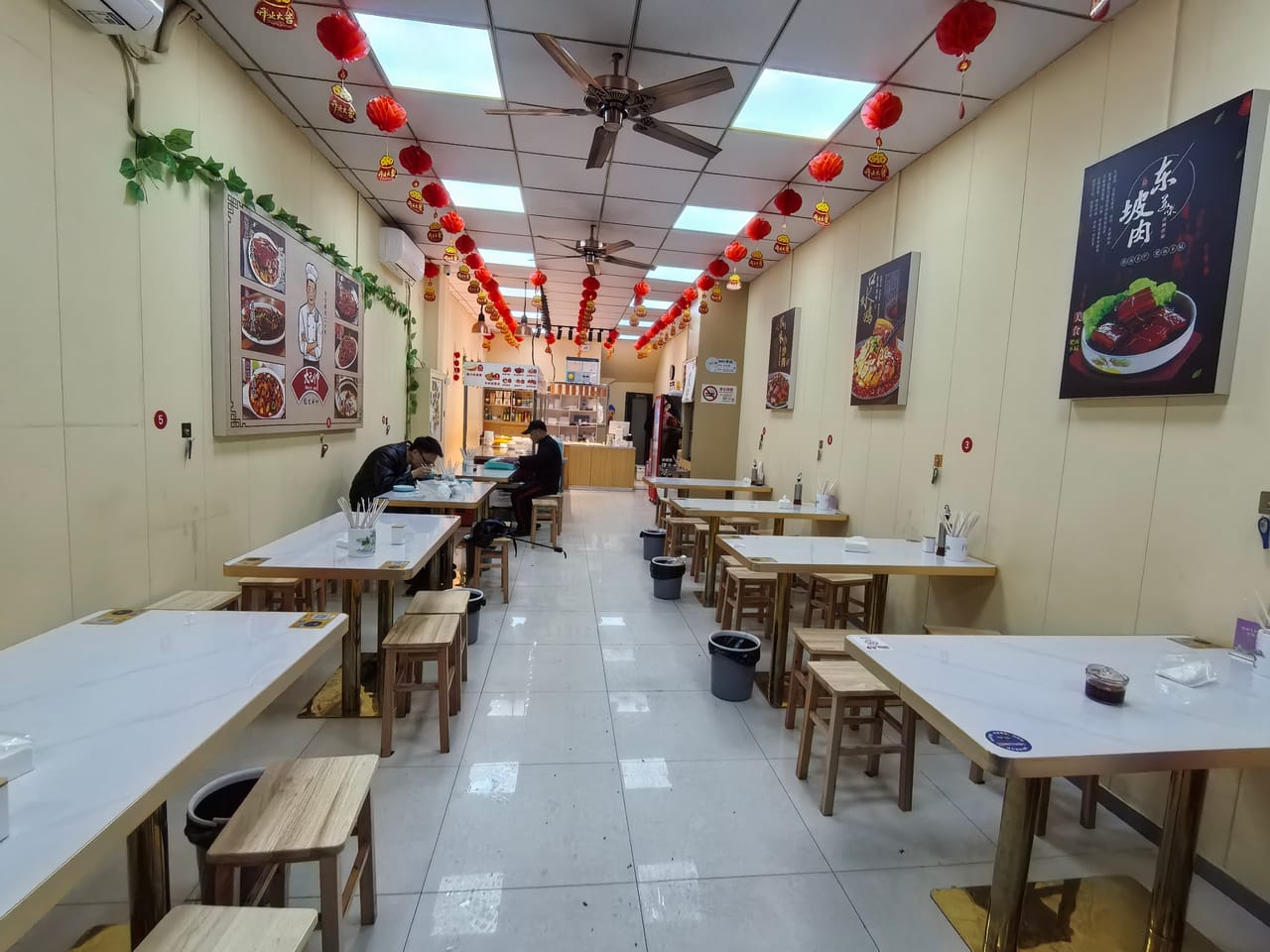 小区旁边门口公交站 青浦区徐泾镇尚泰路餐饮店转让！两个包间-7