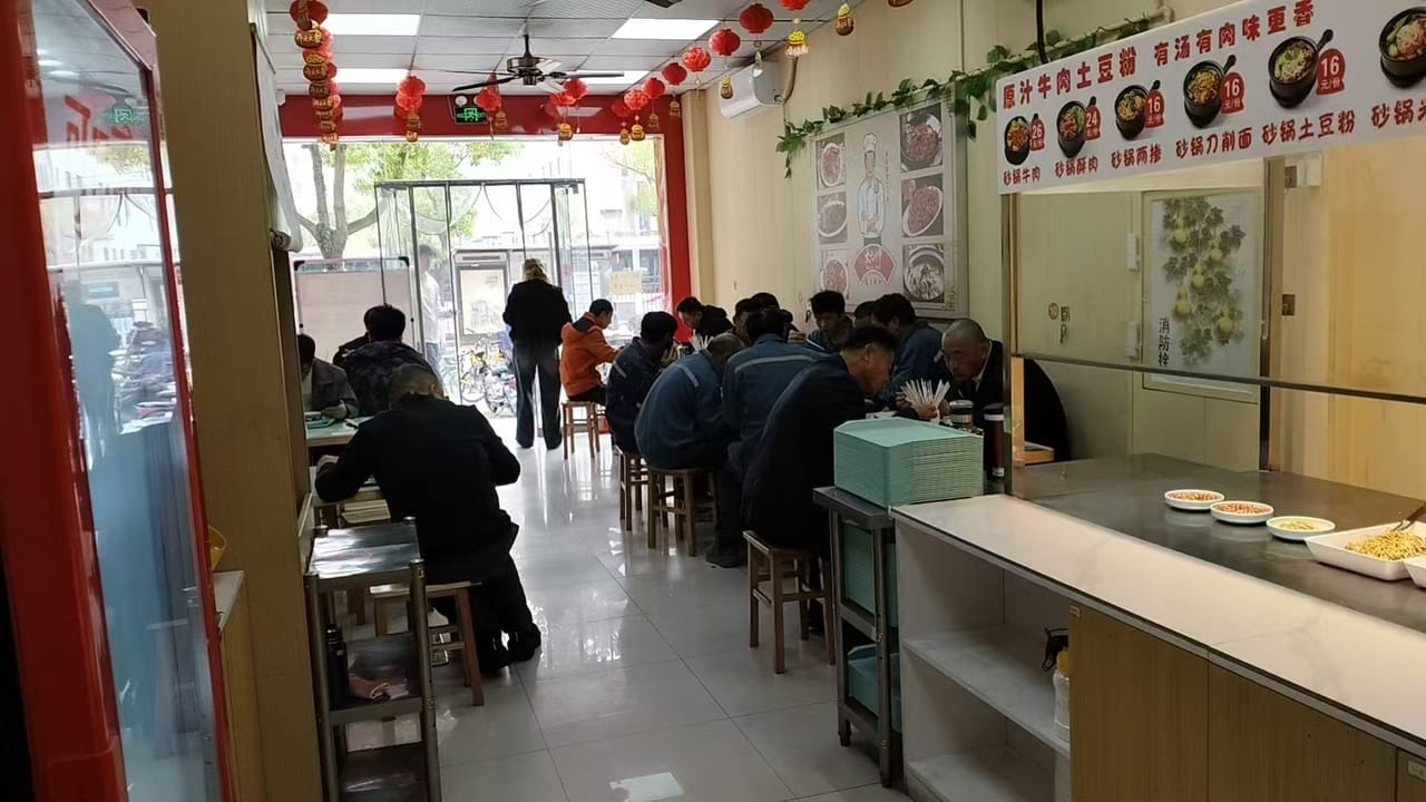 小区旁边门口公交站 青浦区徐泾镇尚泰路餐饮店转让！两个包间-2