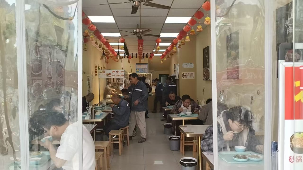小区旁边门口公交站 青浦区徐泾镇尚泰路餐饮店转让！两个包间-3
