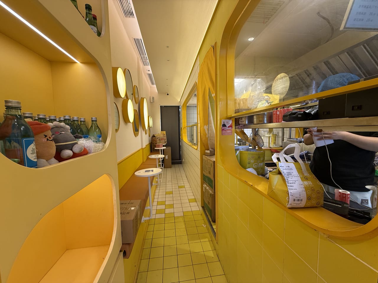 长宁定西路地铁口餐饮旺铺转让!商住一体化，人气旺消费稳定-4
