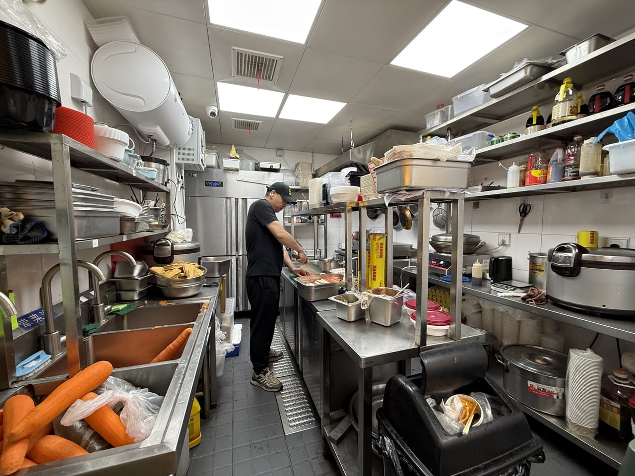长宁定西路地铁口餐饮旺铺转让!商住一体化，人气旺消费稳定-8
