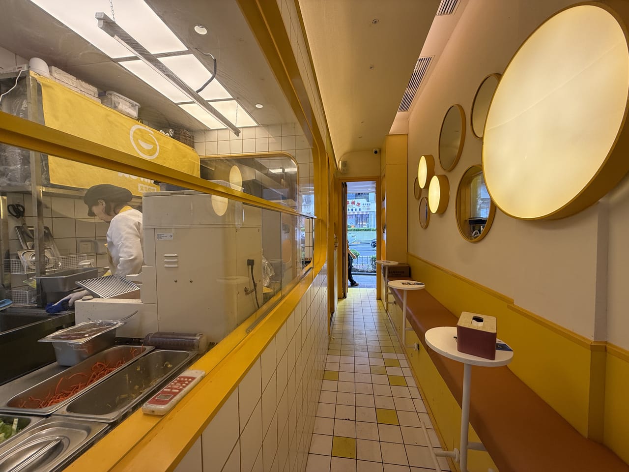 长宁定西路地铁口餐饮旺铺转让!商住一体化，人气旺消费稳定-2