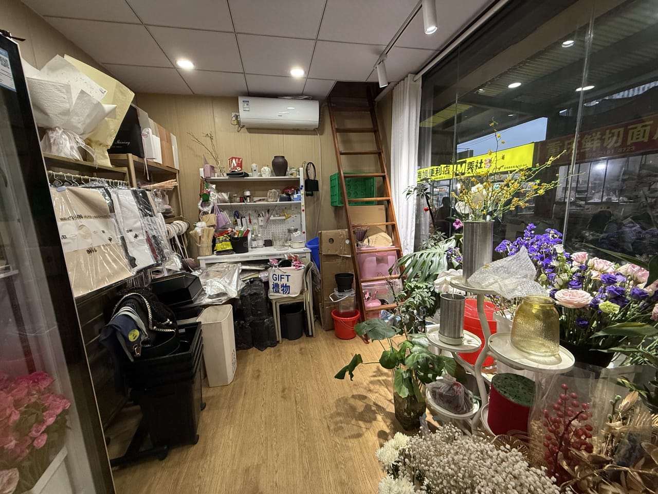 月租2500带阁楼 嘉定区南翔镇菜市场沿街20平旺铺人流大-2