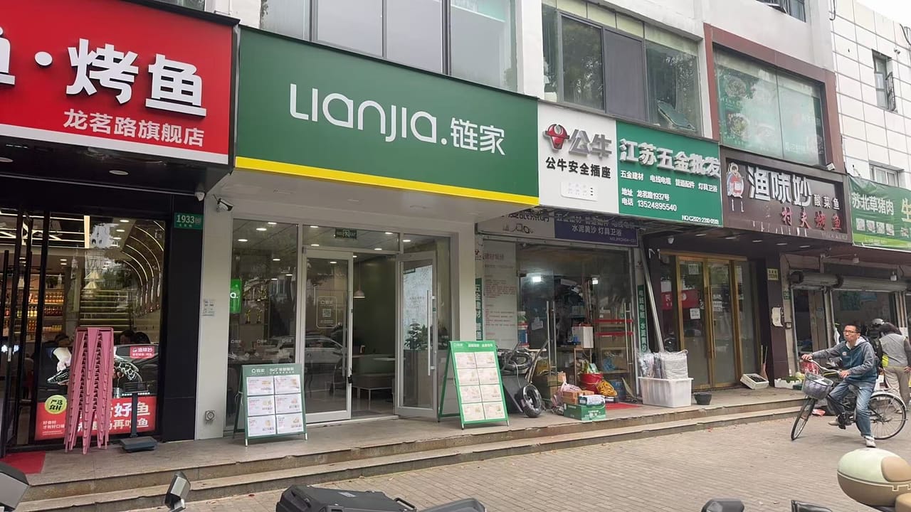 闵行龙茗路旺铺出租！精装修拎包入住 可餐饮带阁楼