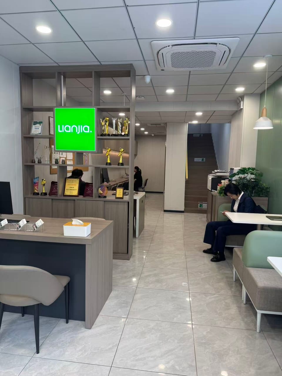 闵行龙茗路旺铺出租！精装修拎包入住 可餐饮带阁楼-2