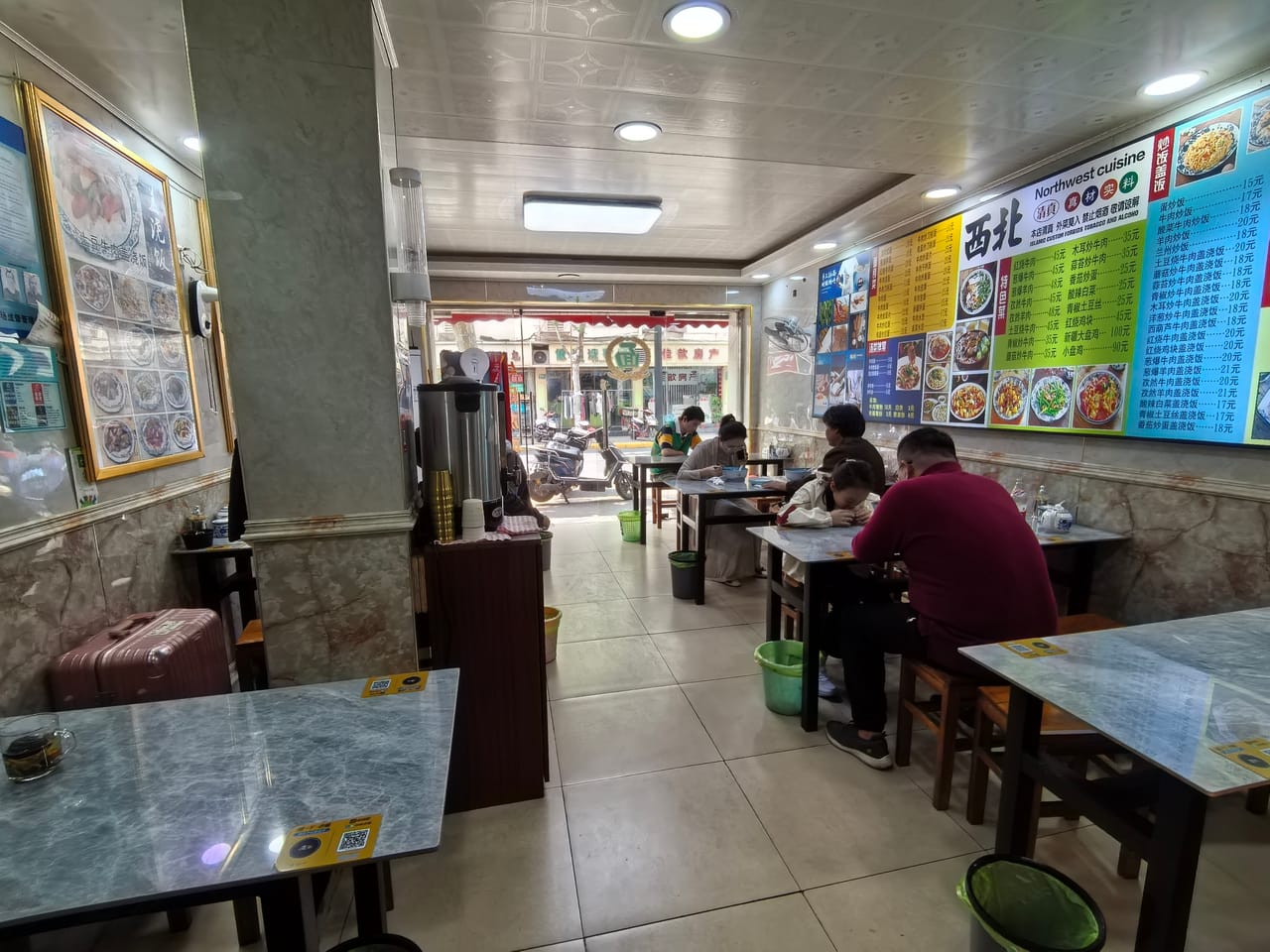 静安武定路商务小区一体，近地铁医院餐饮店转让！有4个小包间-5