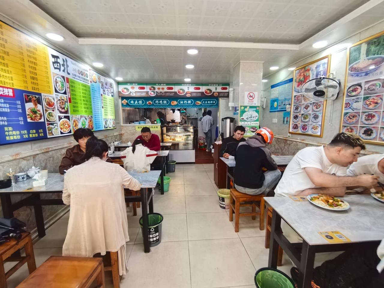 静安武定路商务小区一体，近地铁医院餐饮店转让！有4个小包间-4