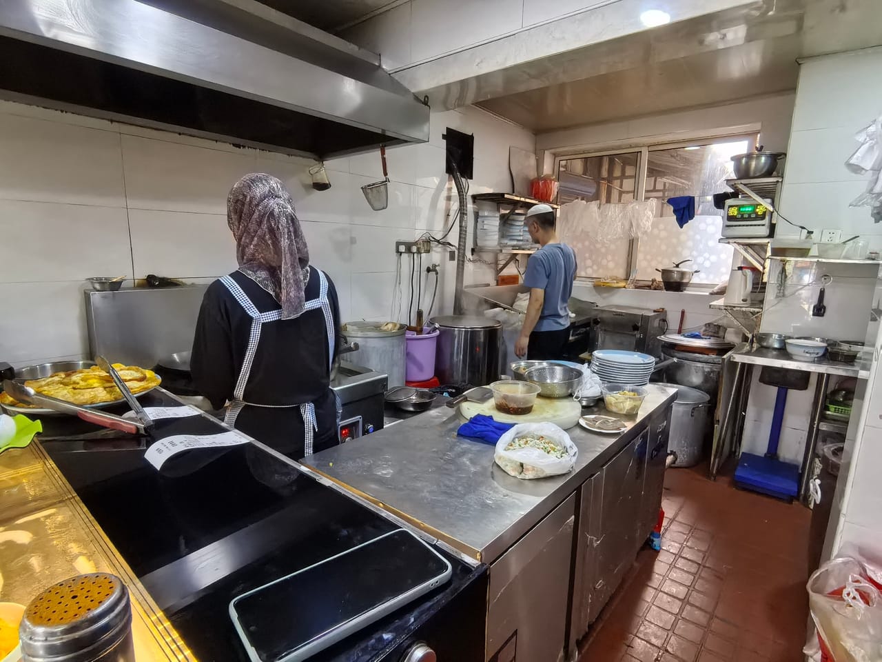 静安武定路商务小区一体，近地铁医院餐饮店转让！有4个小包间-3