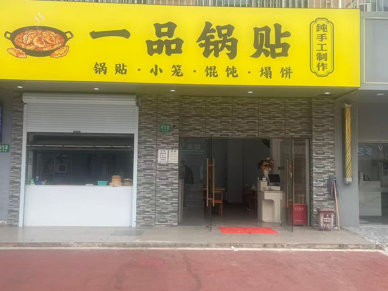 云汉路旺铺转让，6666.66/月，周边多小区分布，性价比高