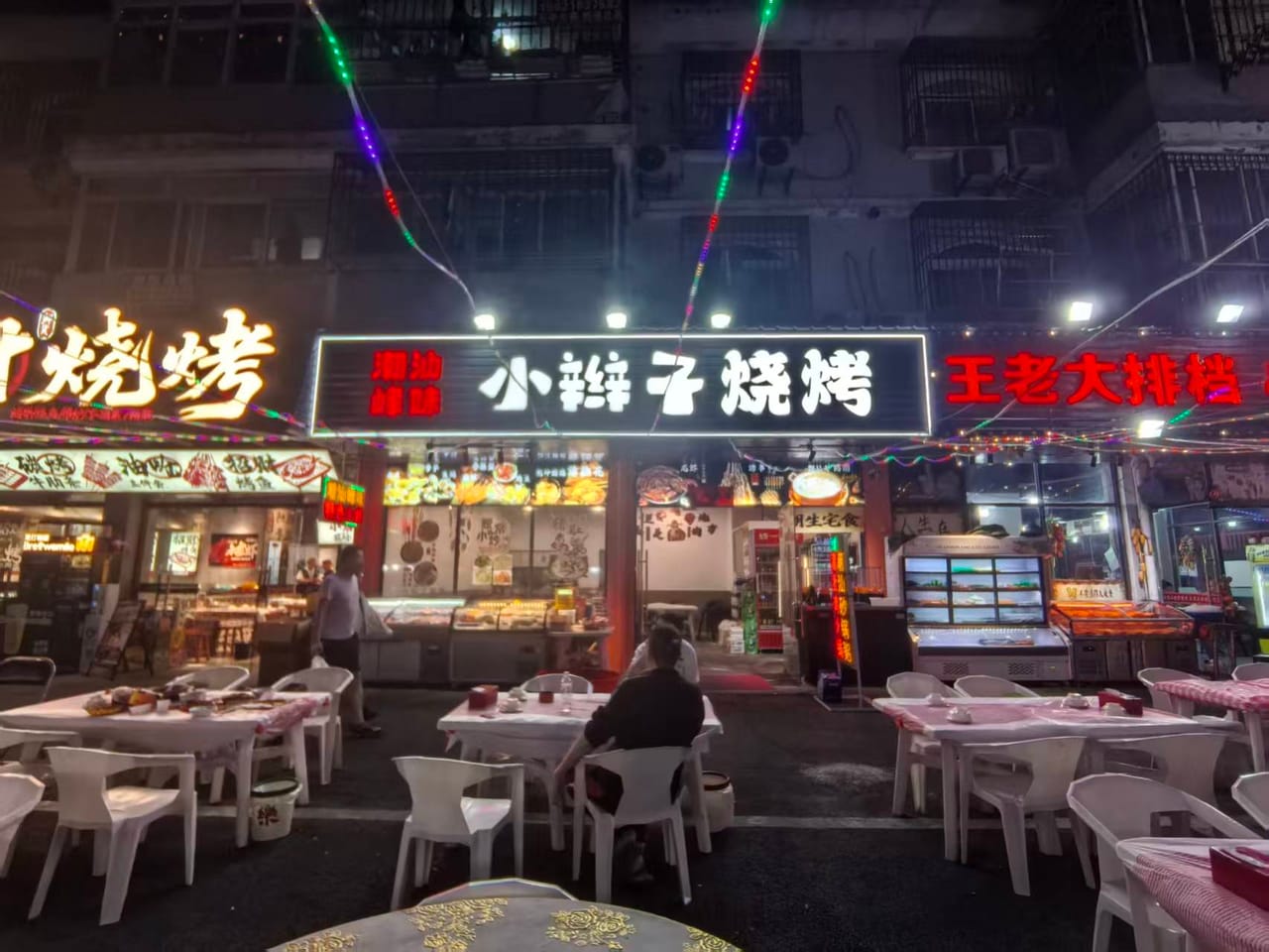 宝安公路旺铺转让！双开门带外摆，周边多小区分布，夜宵氛围好