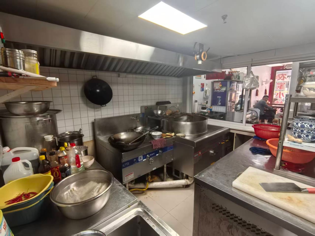银都路旺铺转让 多小区商务分布，5000/月 带天然气-9