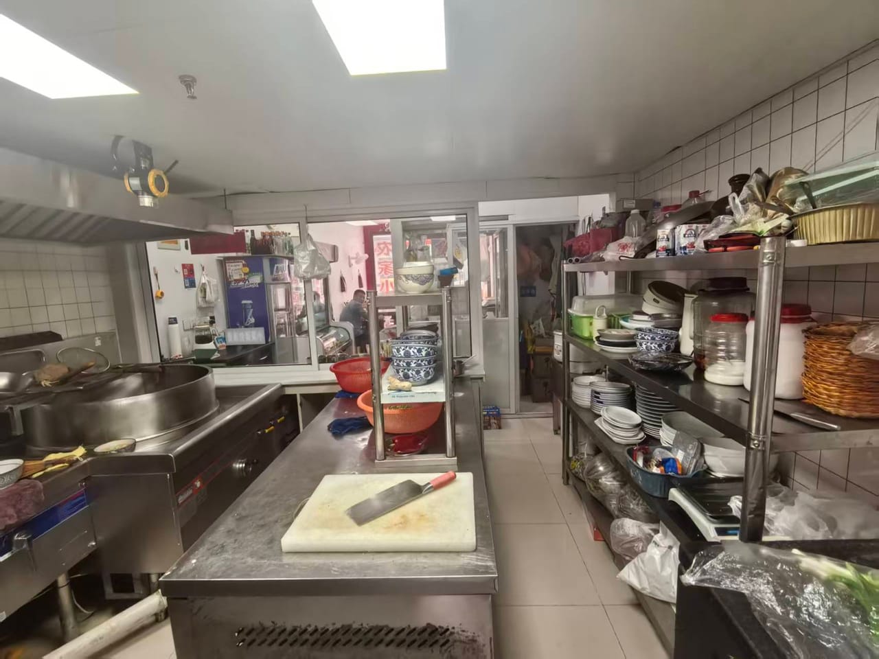 银都路旺铺转让 多小区商务分布，5000/月 带天然气-3