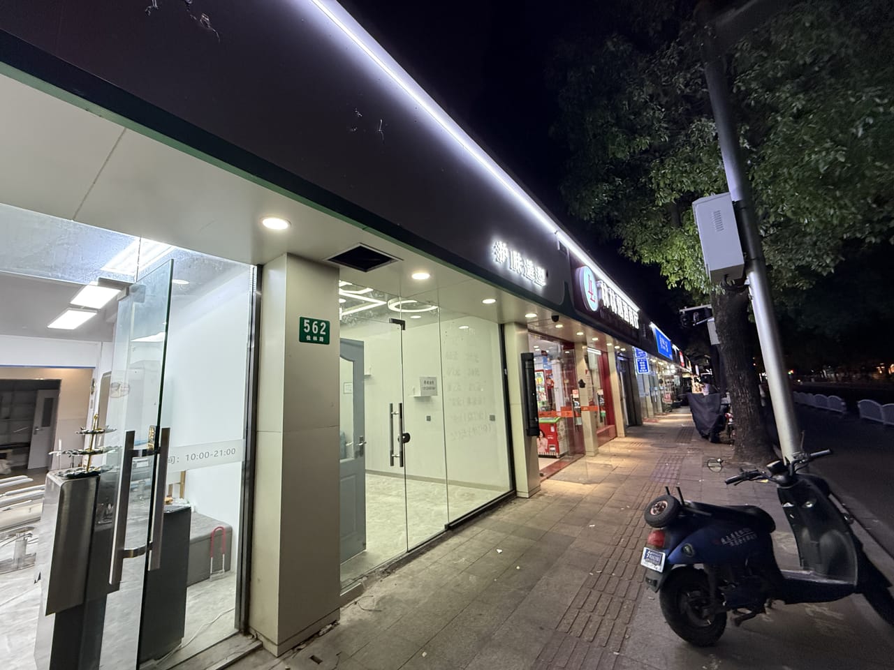 浦东金桥广场对面十字路口美甲店招租！附近小区公寓密集消费稳-3