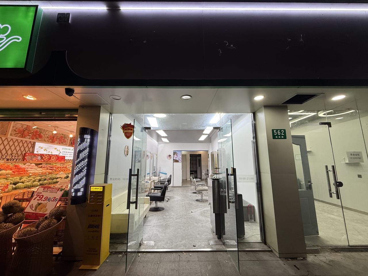 浦东金桥广场对面十字路口美甲店招租!附近小区公寓密集消费稳
