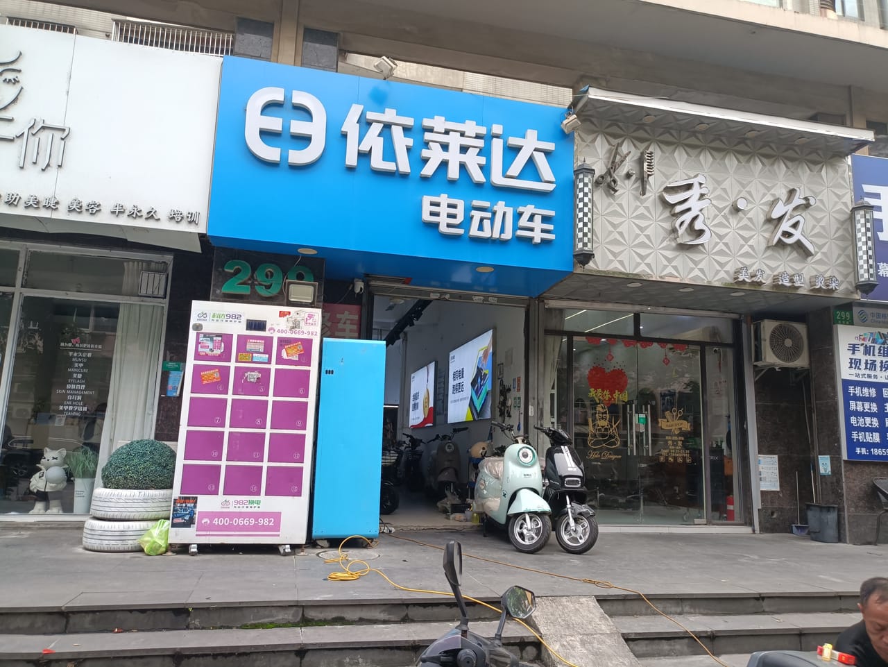 杨浦长海路街道旺铺转让！广场对面门口公交站 小区公寓密集
