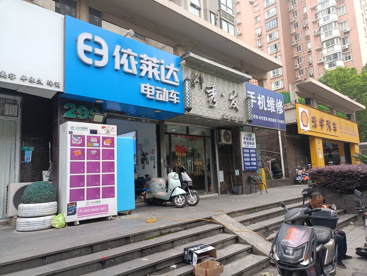 杨浦长海路街道旺铺转让！广场对面门口公交站 小区公寓密集-4