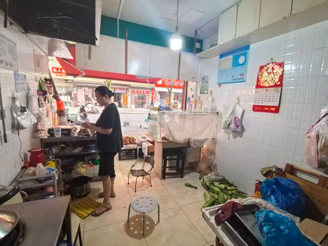 宾川路旺铺转让，不限业态，居民区密集，2750/月，位置佳-3