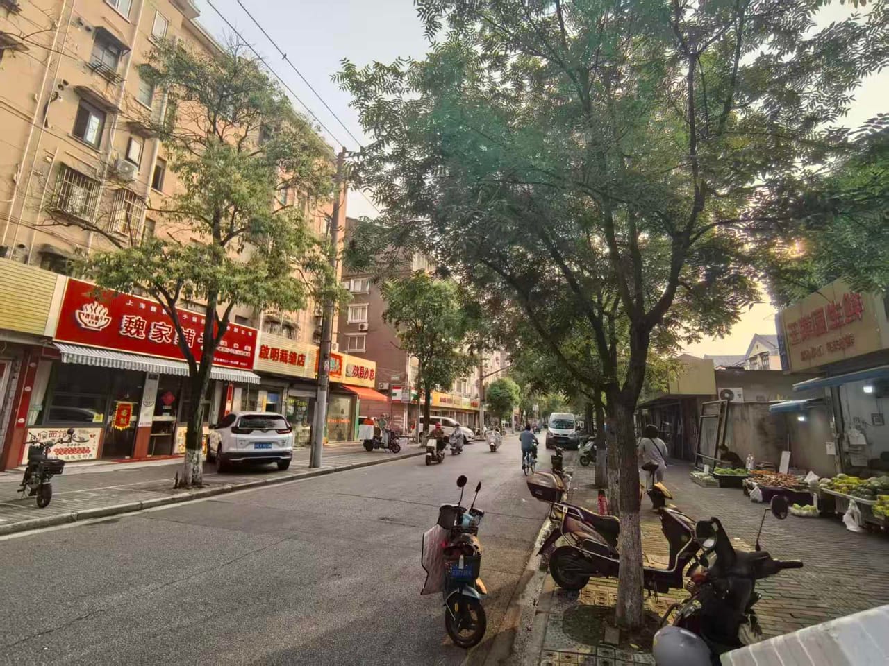 宾川路旺铺转让，不限业态，居民区密集，2750/月，位置佳-8