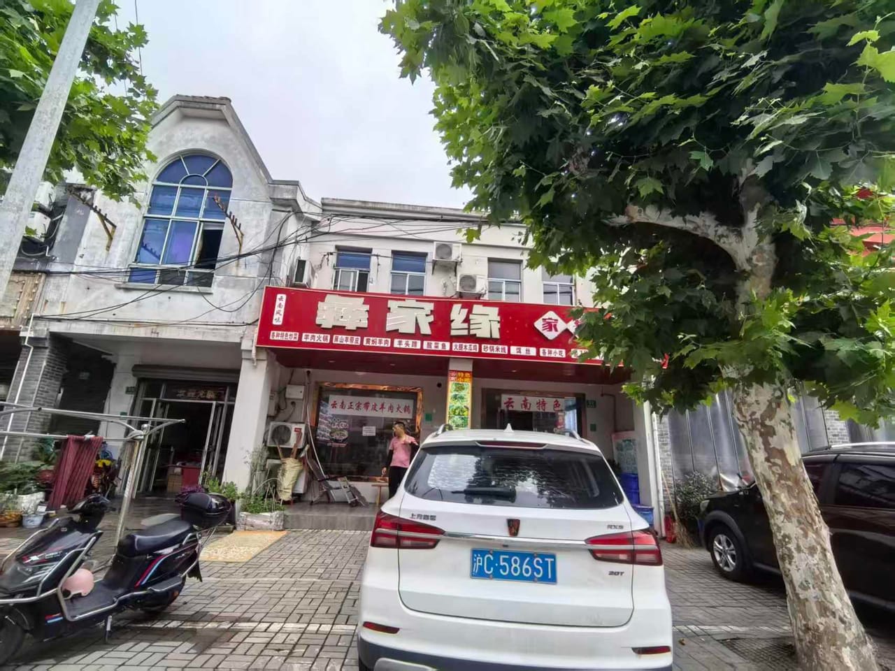 月租6千 嘉定安亭镇双开餐饮店转让！可停车厨卫齐全人流量大