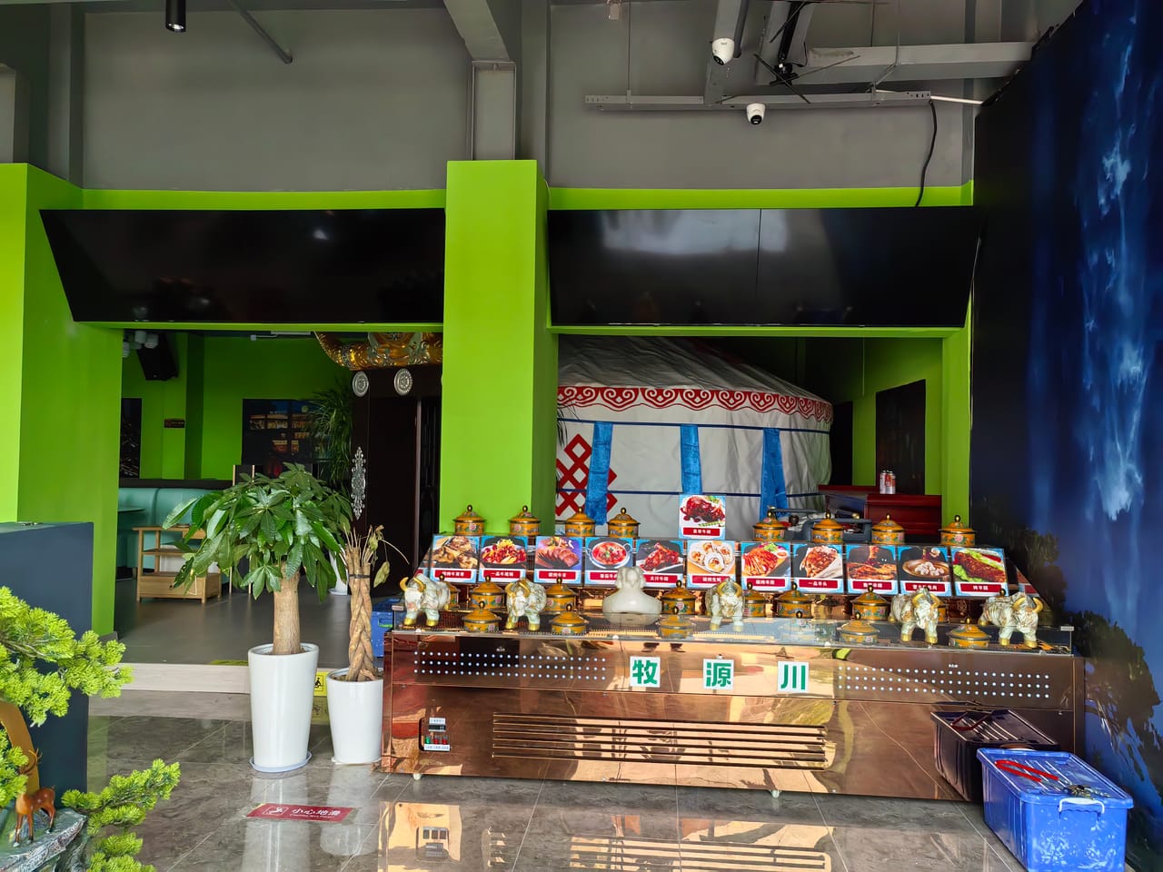 闵行光华路门宽十多米餐饮店！精装修整体转让 小区公寓密集