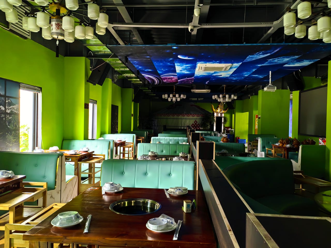 闵行光华路门宽十多米餐饮店！精装修整体转让 小区公寓密集-2
