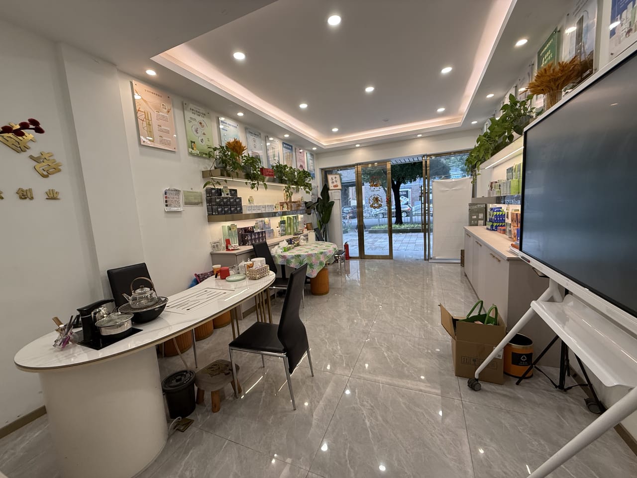 宝山友谊路旺铺转让！带精美装修，水电齐全 附近小区公寓密集-2