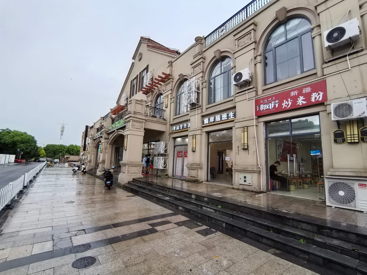 奉贤区海思路大学门口双开门餐饮店转让！设备九成新客源无忧-6