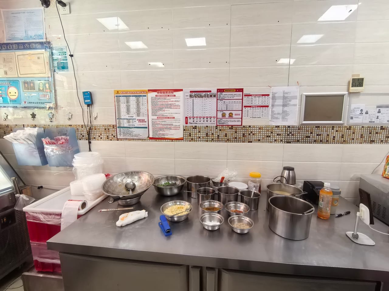 成熟街区学校结合 宝山区菊太路小区门口熟食餐饮店转让！人气旺-4