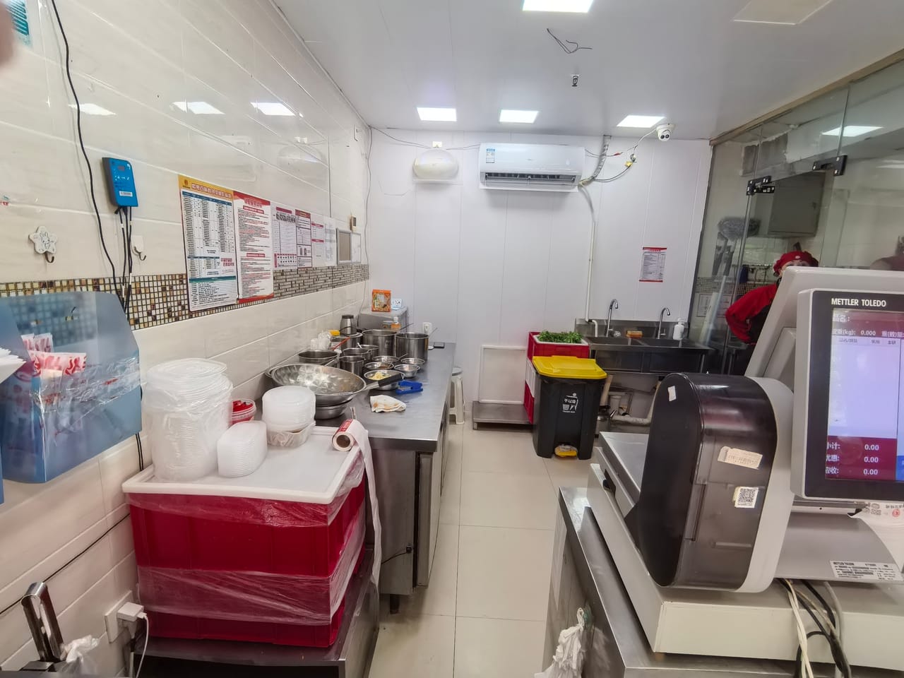 成熟街区学校结合 宝山区菊太路小区门口熟食餐饮店转让！人气旺-3