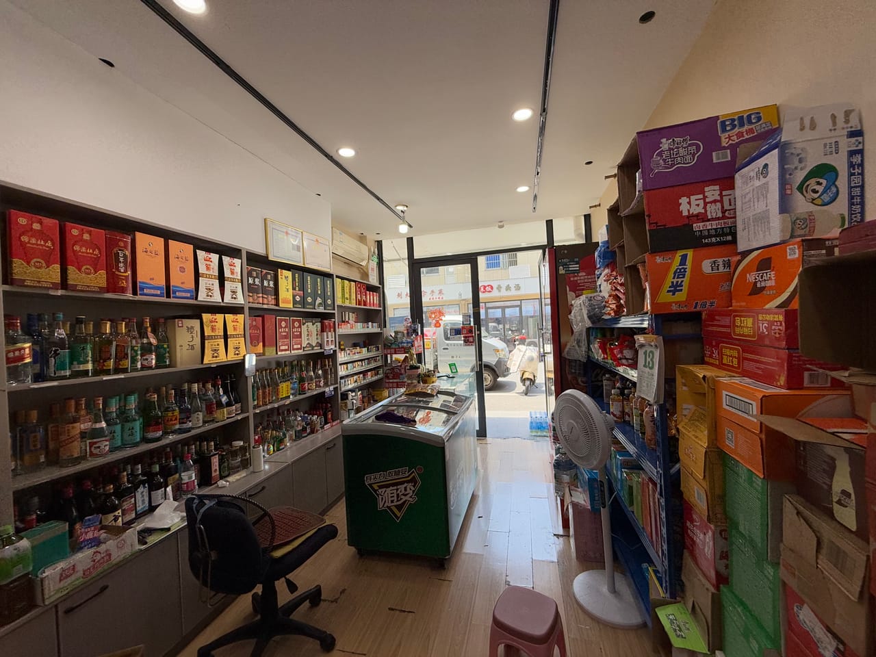 奉贤区北虹路 奉浦街道超市便利店转让！带证 有公寓学校厂区-6