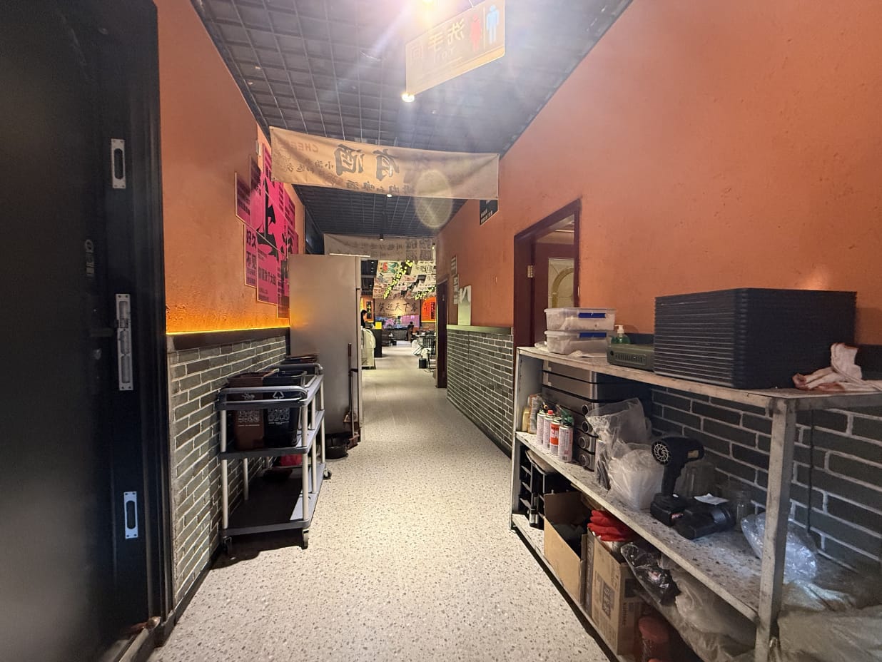 宝山城市工业园区纯一楼三开门餐饮店转让！商圈成熟消费稳定-8