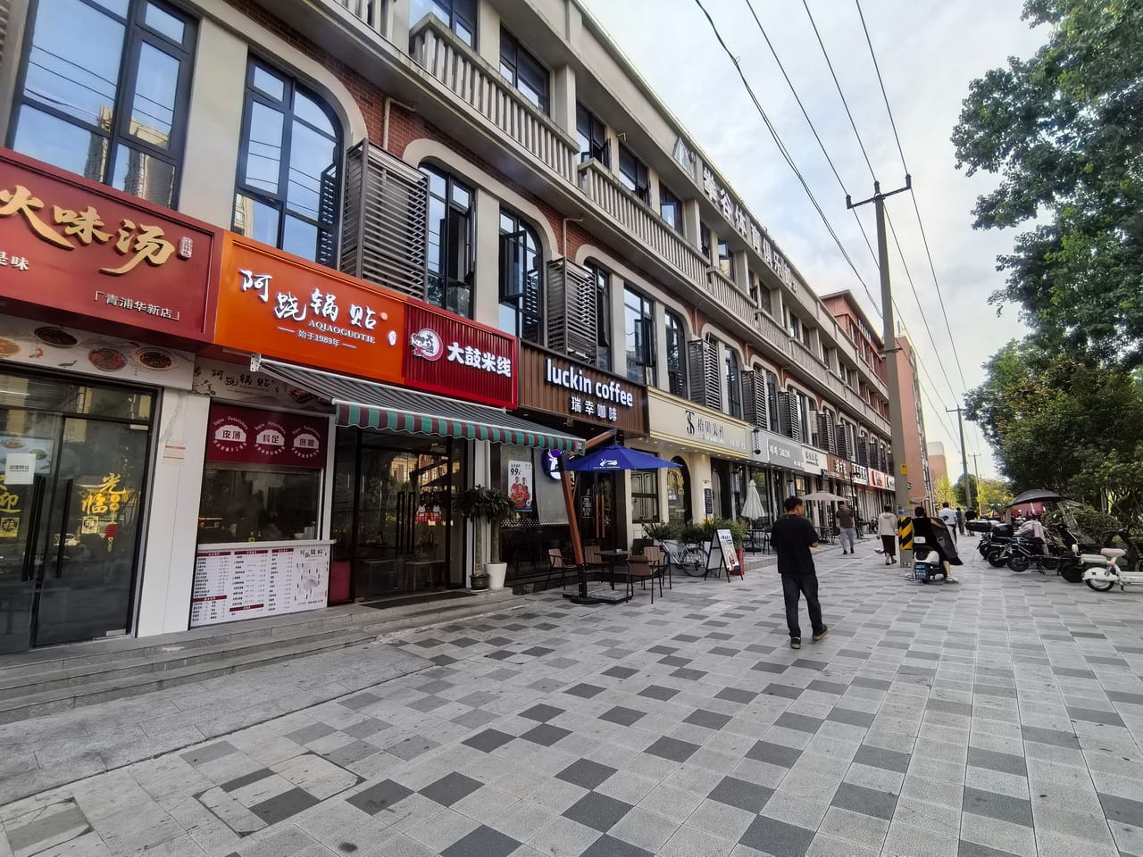 新凤中路旺铺转让，多小区环绕，成熟街区，人流量大位置佳-4