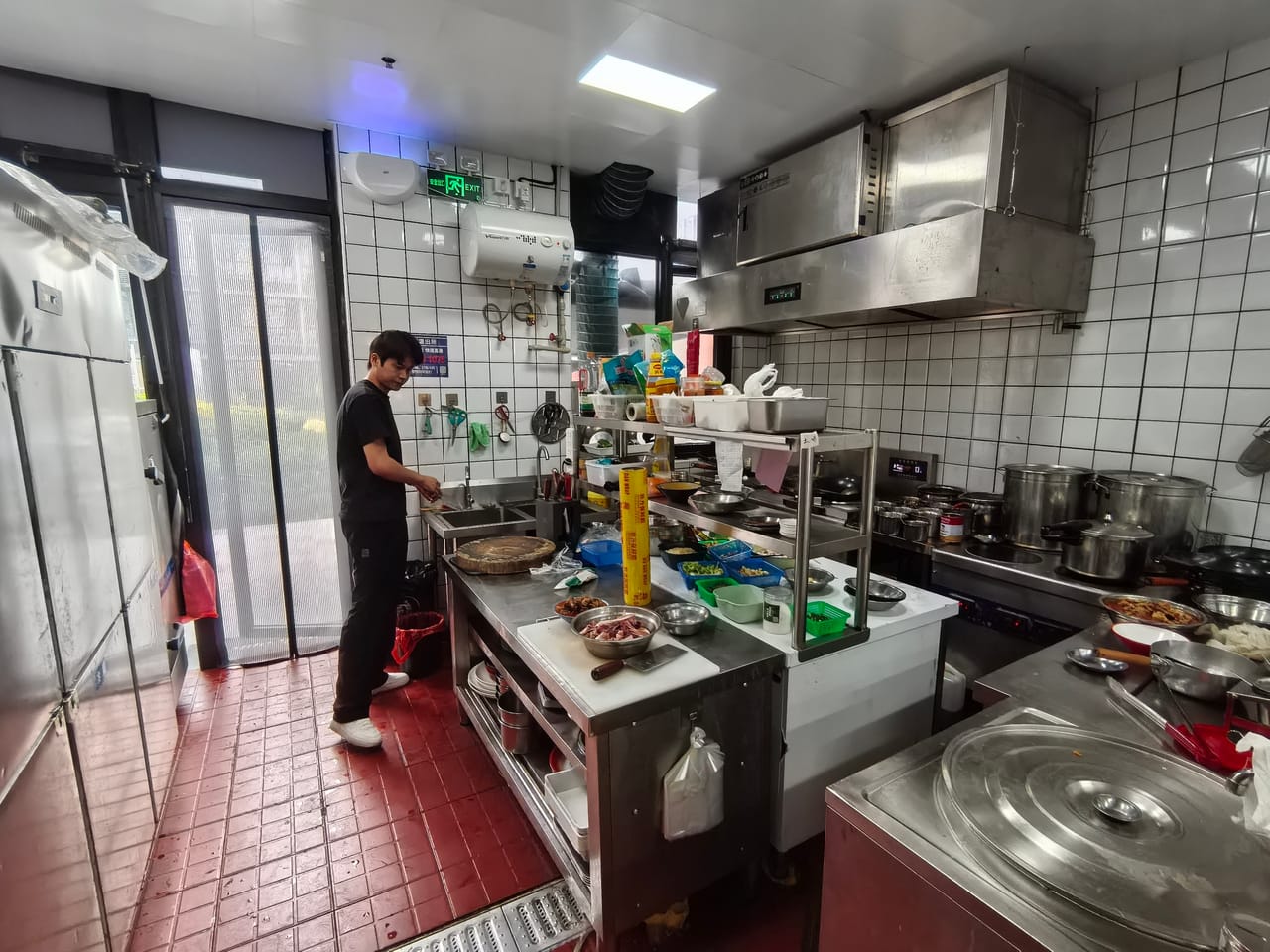 新凤中路旺铺转让，多小区环绕，成熟街区，人流量大位置佳-3