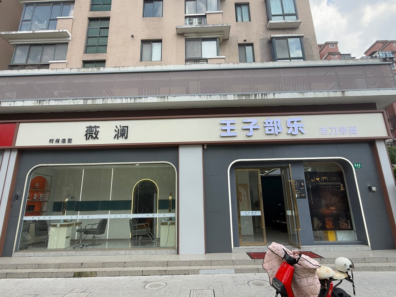 虹口区广中路美容护肤店转让！纯一楼双开 小区门口人流大