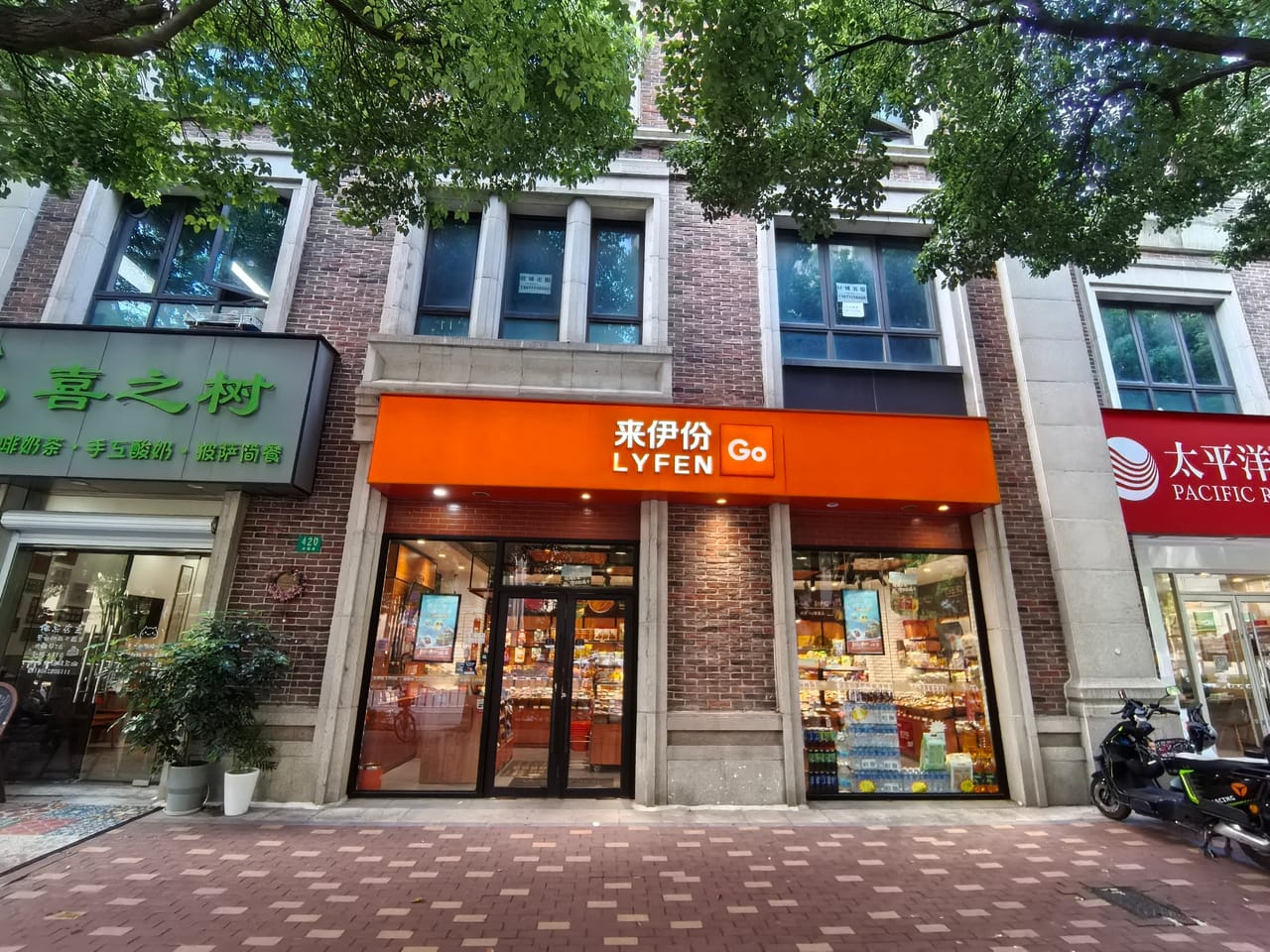 崇福路旺铺出租,位于小区主街道,不限业态,人流量大消费稳定