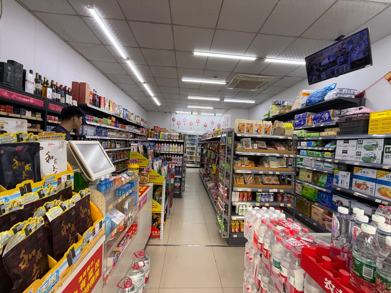 日流水6千多 松江新桥镇小区门口便利店转让！附近广场人气旺-3