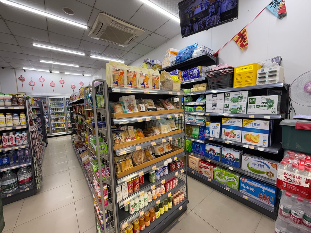 日流水6千多 松江新桥镇小区门口便利店转让！附近广场人气旺-5