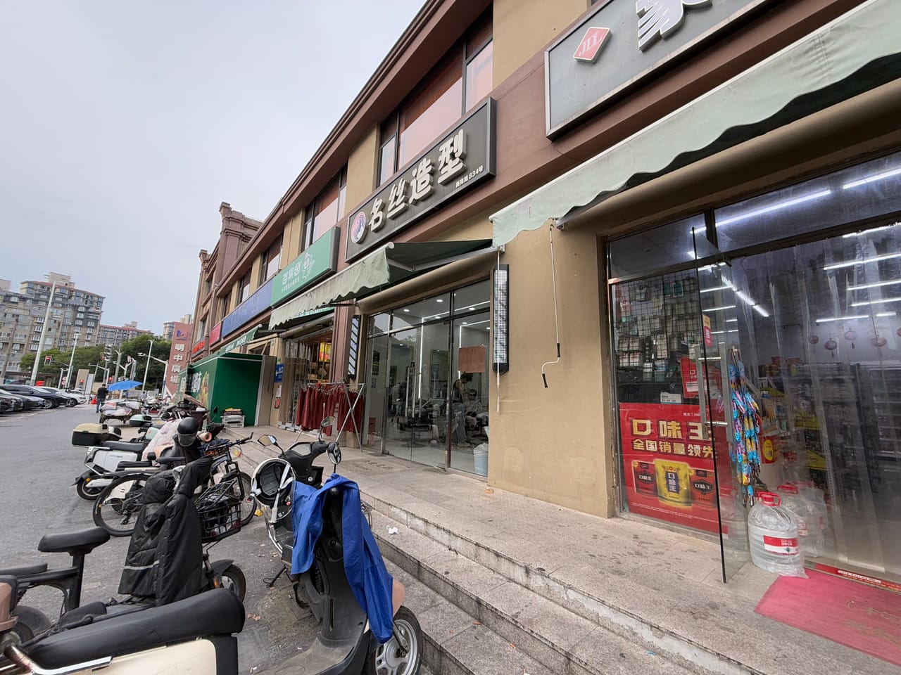日流水6千多 松江新桥镇小区门口便利店转让！附近广场人气旺-9