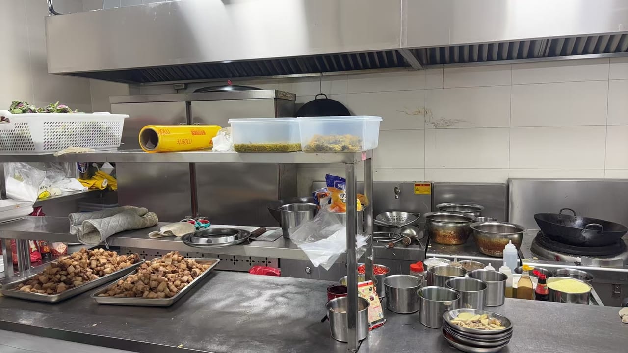 浦东区惠南镇双开门快餐大食堂转让！近地铁公交站 小区工厂密-4