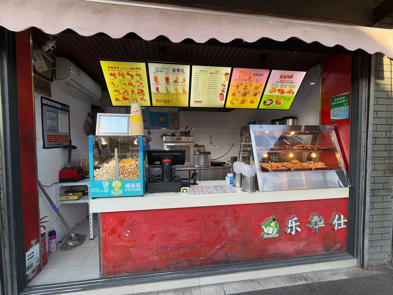 青浦区新凤北路餐饮店转让！旅馆对面附近小商品市场 周边厂区-2